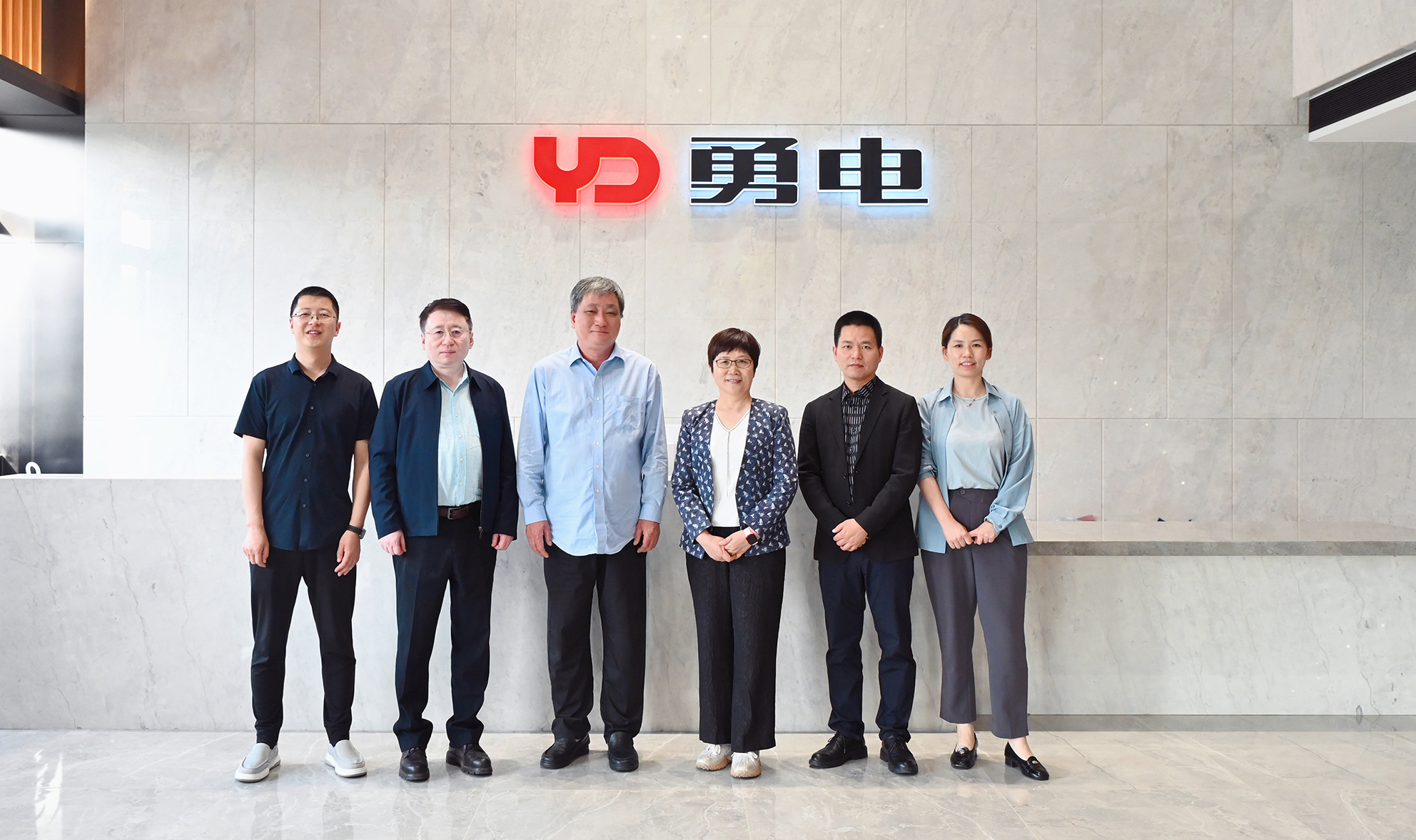 中國照明電器協會何燁理事長一行蒞臨勇電調研指導